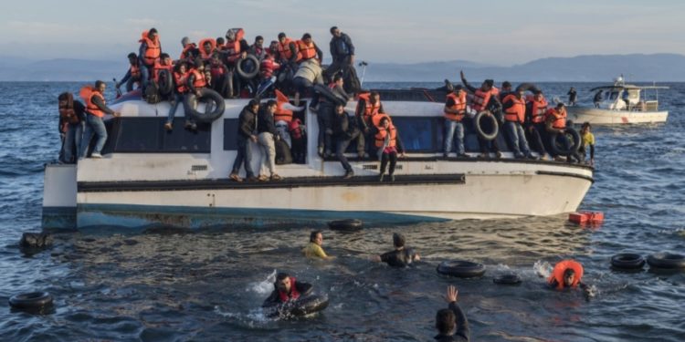 Përmbytet varka në Detin Mesdhe, humbasin jetë 43 refugjatë