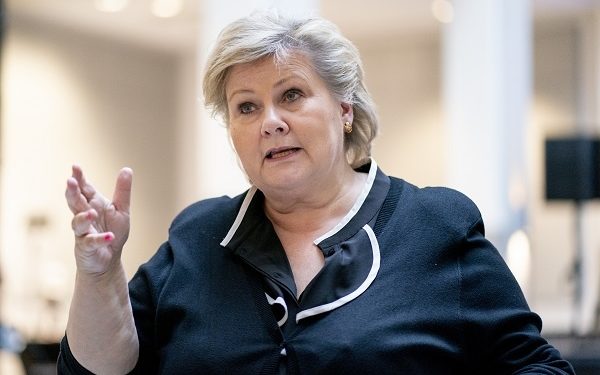 Qeveria norvegjeze konfirmon efektivitetin e kufizimit të lëvizjes, por vendos lehtësimin e masave