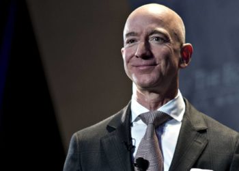 Jeff Bezos, bamirësi numër një për vitin 2020
