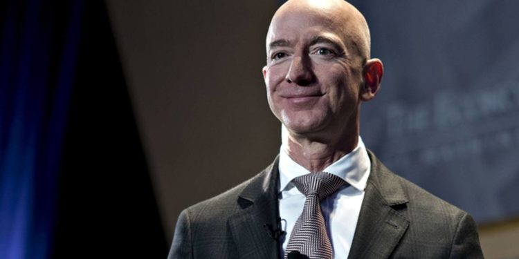 Jeff Bezos, bamirësi numër një për vitin 2020