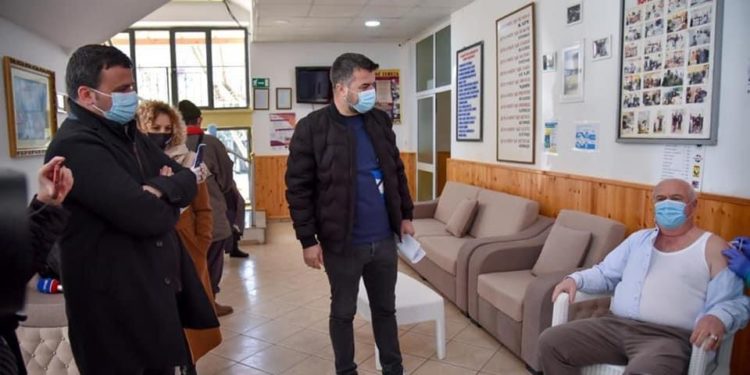 Nis vaksinimi i mjekëve dhe i të moshuarve në Gjirokastër