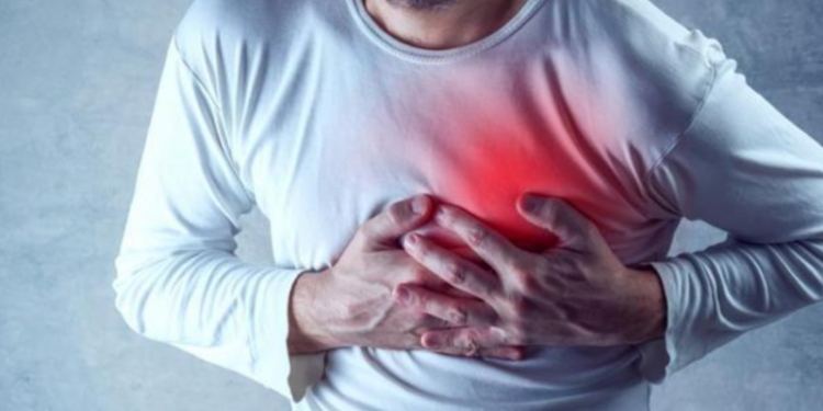 Alarmi i kardiologut/ Si po “i mashtron” covid të sëmurët me zemër