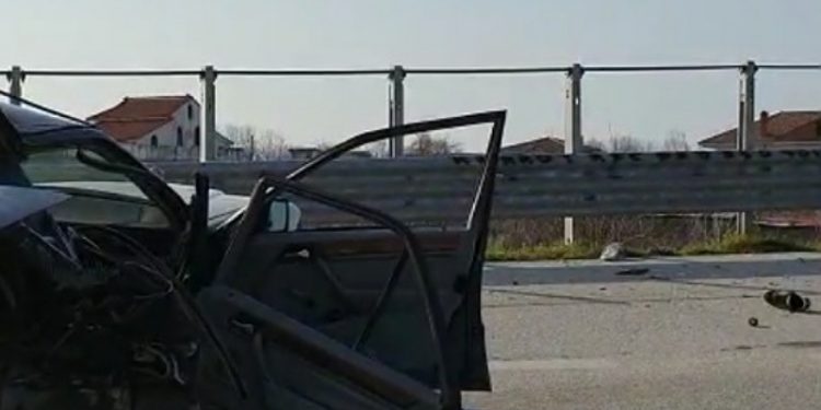 Aksident i frikshëm në autostradën Levan-Vlorë,1 person ka humbur jetën dhe 4 të plagosur në gjendje të rëndë (FOTO)