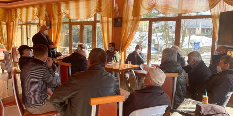 Tritan Shehu bërtet në FB për pandeminë, por vetë nuk i zbaton masat kufizuese në takimet elektorale (FOTO)