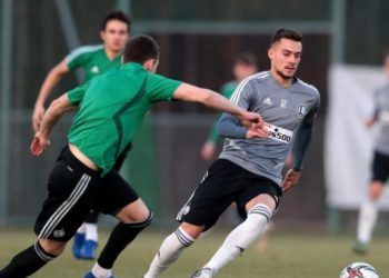 Trajneri i Legia-s mahnitet nga Muçi: Është Messi ynë, turp ta mbash atë në stol