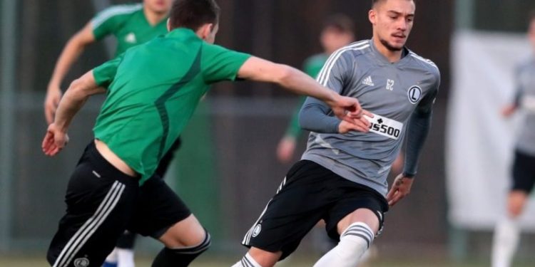 Trajneri i Legia-s mahnitet nga Muçi: Është Messi ynë, turp ta mbash atë në stol