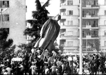 Sot 30 vite nga rrëzimi i bustit të diktatorit Enver Hoxha