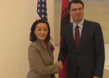 Ambasadorja e SHBA takim me Bashën: Presim që listat e kandidatëve për deputet të jenë të pastra