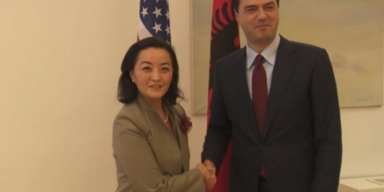 Ambasadorja e SHBA takim me Bashën: Presim që listat e kandidatëve për deputet të jenë të pastra