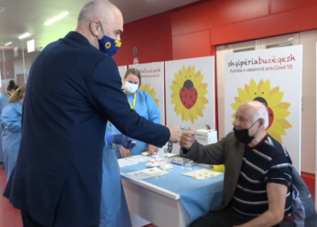 Nis vaksinimi i personaliteteve, Rama-Alfred Moisiut: Si je gjigant!