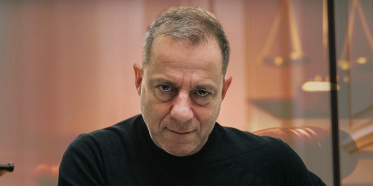 Skandali që po trondit Greqinë, edhe djem shqiptarë në “rrjetën” e ish-drejtorit të Teatrit Kombëtar