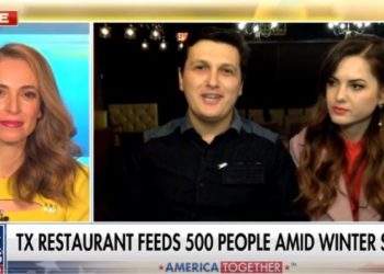 Moti i keq në Teksas/ Çifti shqiptar shërben 500 vakte ushqim falas për qytetarët! Gjesti humanitar jehonë në mediat amerikane (VIDEO)