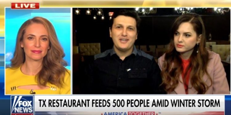 Moti i keq në Teksas/ Çifti shqiptar shërben 500 vakte ushqim falas për qytetarët! Gjesti humanitar jehonë në mediat amerikane (VIDEO)