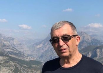 Politikanët ia hipin çarterit e ikin në Turqi, po ju o fukarenj çdo bëni, që iu shkoni në takime?