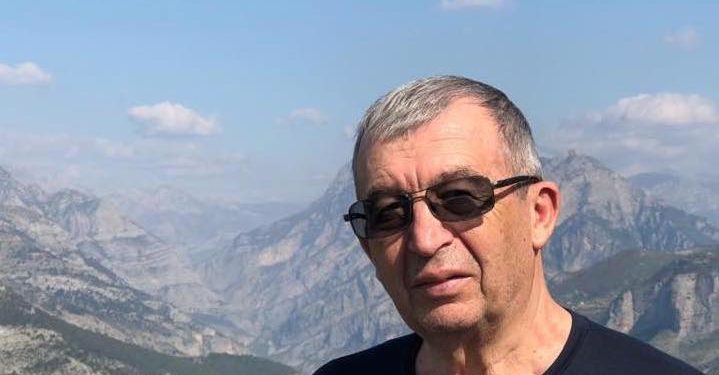 Politikanët ia hipin çarterit e ikin në Turqi, po ju o fukarenj çdo bëni, që iu shkoni në takime?