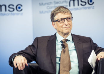 Bill Gates merr dozën e dytë të vaksinës, sipas tij në pranverë mund t’i rikthehemi normalitetit