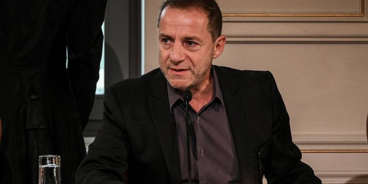 Dyshohet se përdhunoi një 14 vjeçar, policia arreston ish-drejtorin e Teatrit Kombëtar