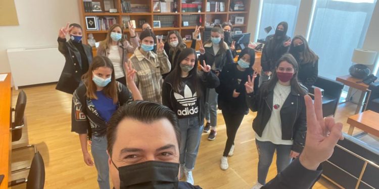 Basha takim me të rinjtë: Ne do t’i fitojmë zgjedhjet për t’i sjellë një të ardhme më të mirë brezit të ri