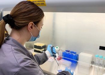 Studimi/Covid mund të qëndrojë deri në 3 ditë në rrobat tuaja. Ja cili është materiali më i rrezikuar