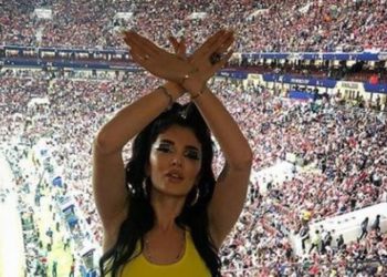 Bëri shqiponjën në mes të Rusisë, Era Istrefi: Më qortuan, por e kisha detyrim shpirtëror