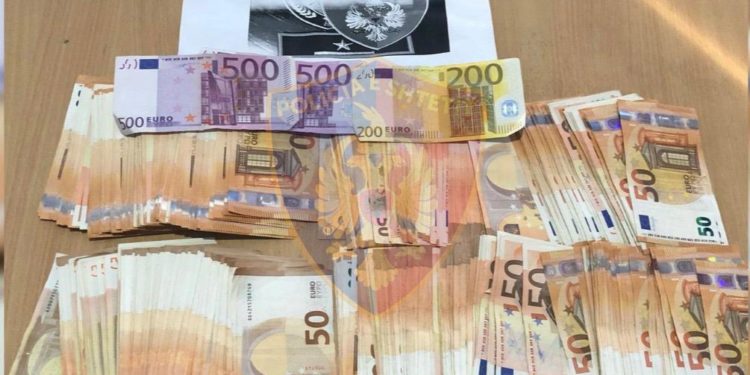 Kakavijë, pasagjeres i gjenden 23 mijë euro të padeklaruara në çantën e dorës