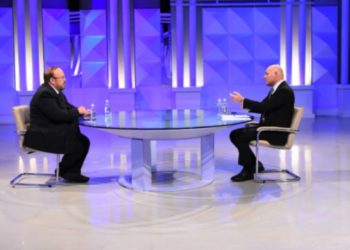 “Hoqën të mbathurat dhe e tundën para vajzave”, Fatos Nano tregon historinë kur e përjashtuan nga shkolla: Të tjerët u kapën duke përgjuar banjot e vajzave