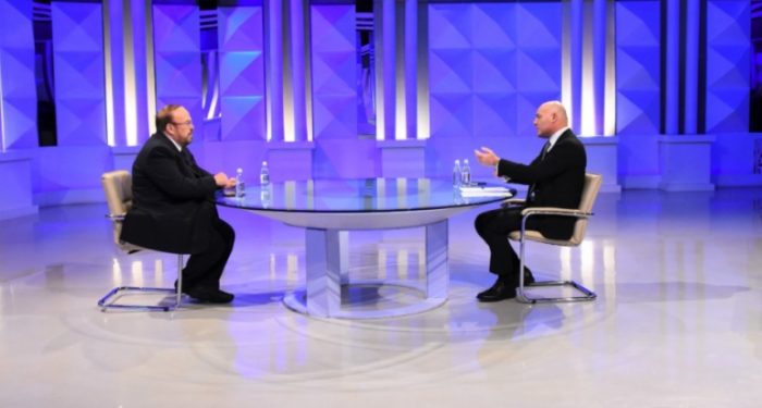 “Hoqën të mbathurat dhe e tundën para vajzave”, Fatos Nano tregon historinë kur e përjashtuan nga shkolla: Të tjerët u kapën duke përgjuar banjot e vajzave