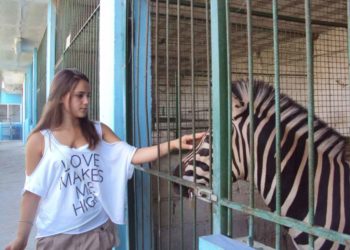 Monika Kryemadhi prezanton kandidaten për deputete të LSI-së në Vlorë: Pedagoge e brishtë, por këmbëngulëse