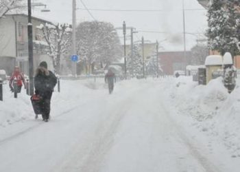 Moti i acartë mbërthen Italinë, mbyllen shkollat