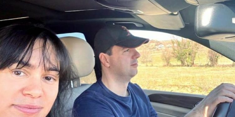 Basha merr timonin, bashkëshortja i nxjerr foton në instagram