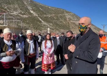 Gazetari revoltohet me grupin nga Tepelena: Na shkoi jeta duke kënduar: Tu bëftë dita një mijë! O ju dhje… mu në këngë