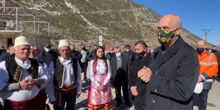 Gazetari revoltohet me grupin nga Tepelena: Na shkoi jeta duke kënduar: Tu bëftë dita një mijë! O ju dhje… mu në këngë