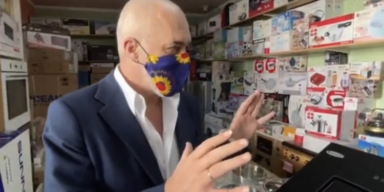 Rama ‘thumbon’ PD-në duke folur për kryebashkiakun e Beratit: PD i la rrugëve, e kemi gjet aset në zhvillim, e kemi marrë e po zhvillohet brenda PS-së