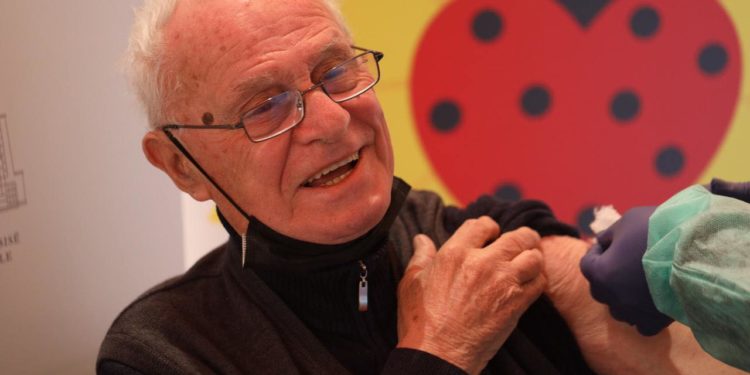 Vaksinimi vazhdon, kryeministri Rama iu uron jetë të gjatë gjyshërve dhe gjysheve mbi 80 vjeç (FOTO)