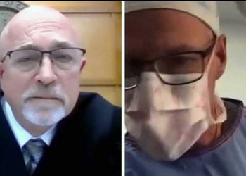 E pazakontë/Mjeku merr pjesë në seancën gjyqësore online duke operuar një pacient