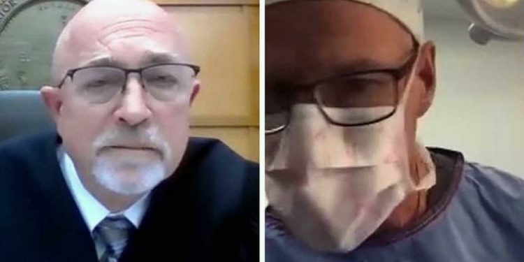 E pazakontë/Mjeku merr pjesë në seancën gjyqësore online duke operuar një pacient