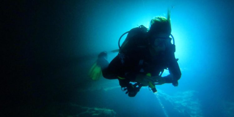 Aksidenti në Gjirokastër, priten polumbarët e RENEA-s për të nxjerrë elektriçistët nga lumi