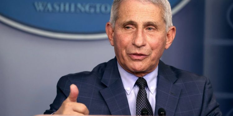 Dr. Fauci: Dy persona të vaksinuar mund të mblidhen e të rrinë bashkë