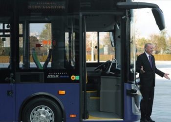Erdogan provon autobusin elektrik pa drejtues të prodhuar në Turqi