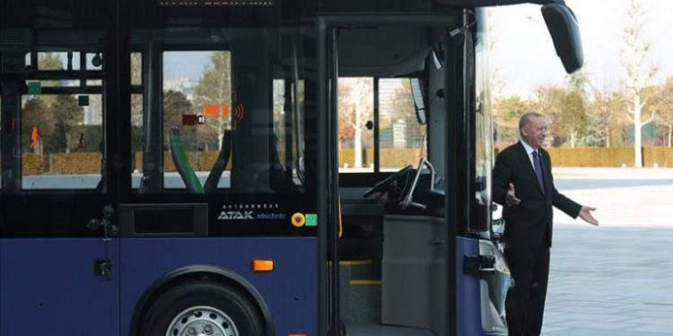 Erdogan provon autobusin elektrik pa drejtues të prodhuar në Turqi