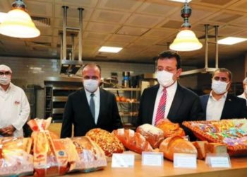 Media greke: Turqit po vuajnë për bukën e gojës, radhë e gjatë në “kioska”