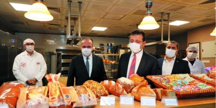 Media greke: Turqit po vuajnë për bukën e gojës, radhë e gjatë në “kioska”