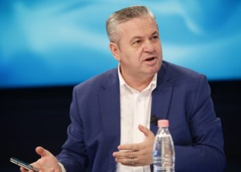 Deputeti i PD tallet me Bashën: Del me këpucë me qafa dhe nuk di çfarë gatuan