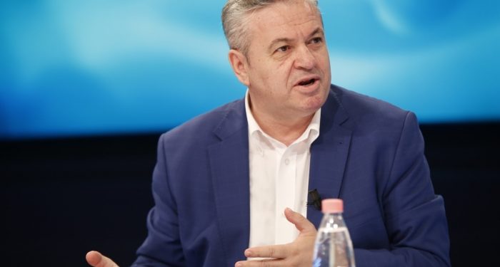 Deputeti i PD tallet me Bashën: Del me këpucë me qafa dhe nuk di çfarë gatuan