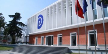 PD dorëzon në KQZ kërkesën për t’u regjistruar në zgjedhjet e 25 prillit (FOTO)