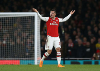 Tifozët i përmendin gruan dhe vajzën, ja si i përgjigjet Granit Xhaka
