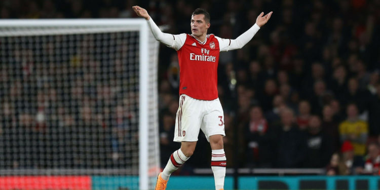 Tifozët i përmendin gruan dhe vajzën, ja si i përgjigjet Granit Xhaka