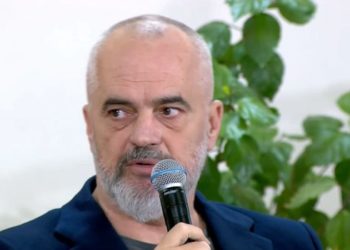 Rama për largimet nga vendi: Shqiptarët s’kanë dalë veç kur i mbylli Enveri në kafaz dhe i bëri gardelina që duhet të këndonin këngët e partisë