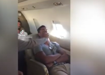 Video virale, Ronaldo merr një sy gjumë në avion, ja çfarë i bëjnë shokët