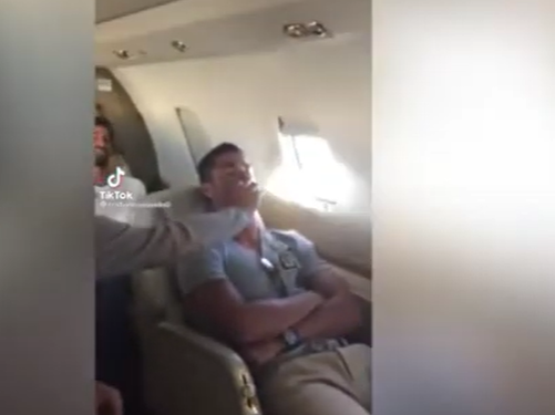 Video virale, Ronaldo merr një sy gjumë në avion, ja çfarë i bëjnë shokët
